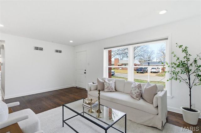 7742 Burr Oak Lane, University City, MO 63130