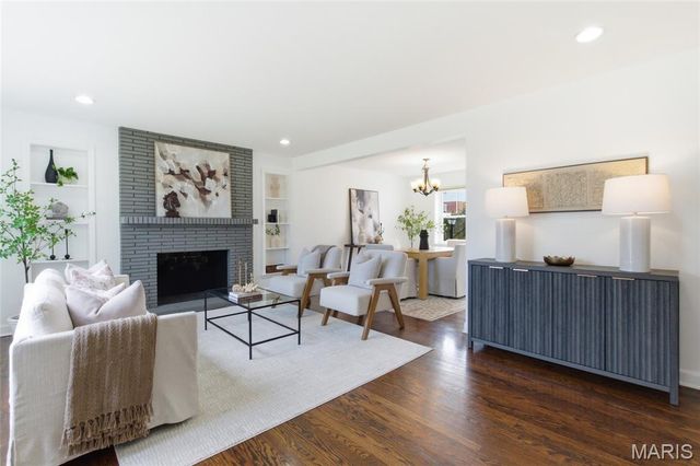 7742 Burr Oak Lane, University City, MO 63130