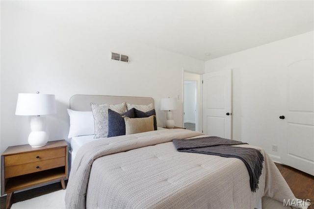 7742 Burr Oak Lane, University City, MO 63130