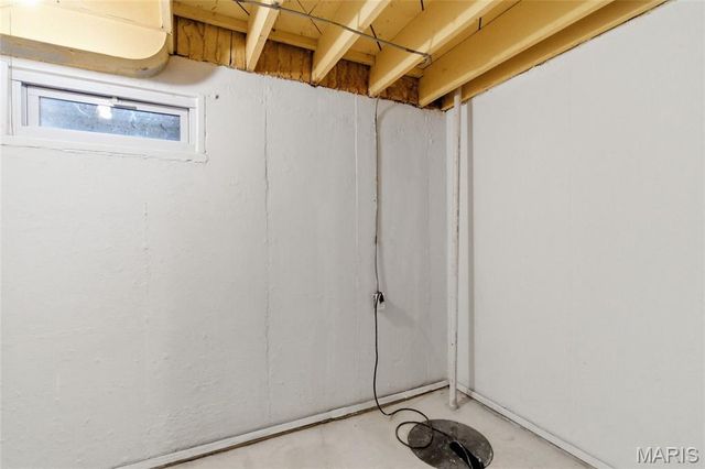 7742 Burr Oak Lane, University City, MO 63130