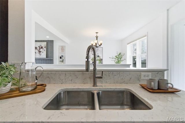 7742 Burr Oak Lane, University City, MO 63130