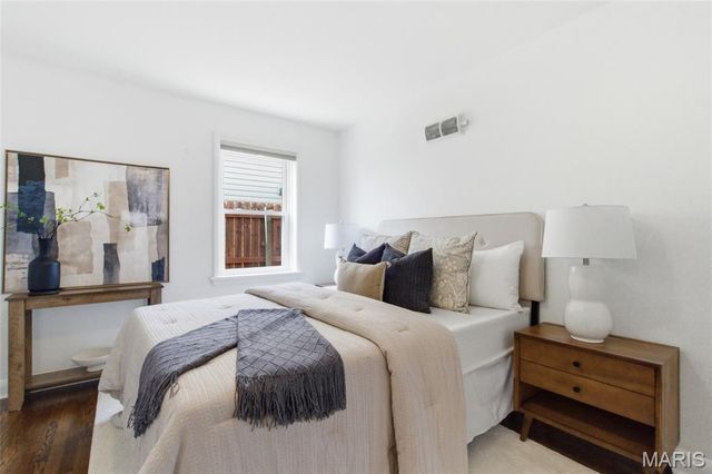 7742 Burr Oak Lane, University City, MO 63130