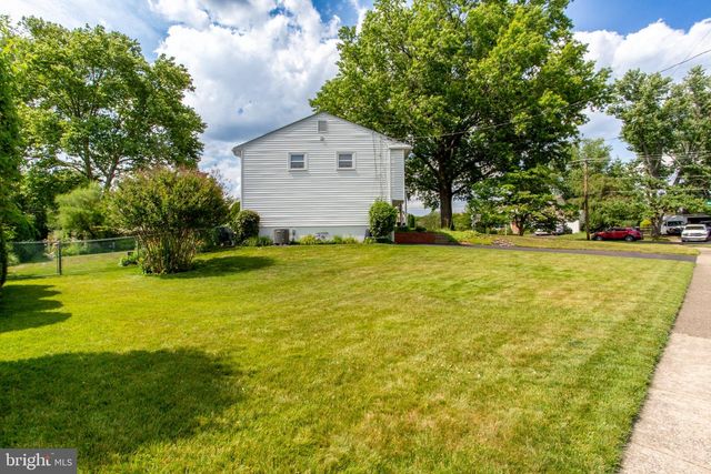 494 OVERLOOK DR, Warminster, PA 18974
