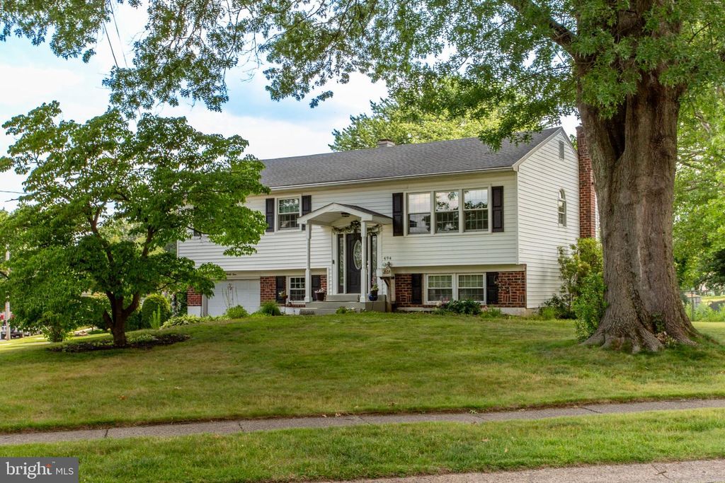 494 OVERLOOK DR, Warminster, PA 18974