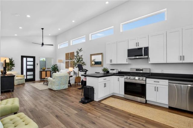 881 Capital St, Costa Mesa, CA 92627