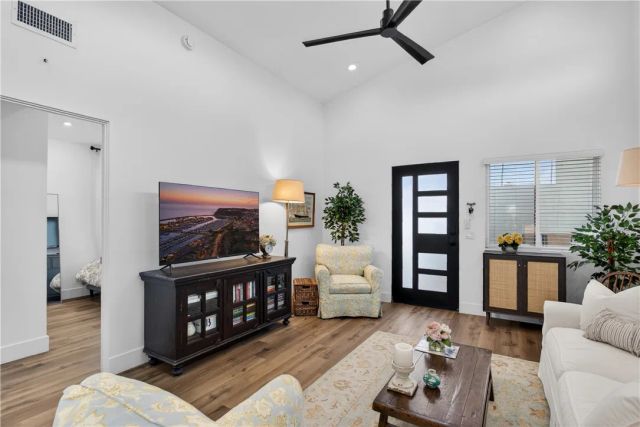 881 Capital St, Costa Mesa, CA 92627
