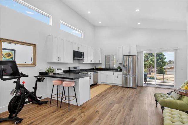 881 Capital St, Costa Mesa, CA 92627