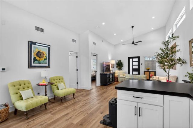 881 Capital St, Costa Mesa, CA 92627