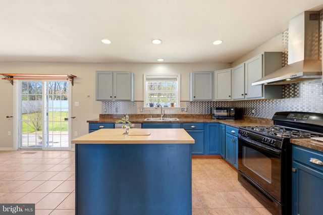 486 CALVERT CIR, Bunker Hill, WV 25413