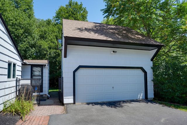 20 Ledgewood Dr, Burlington, MA 01803