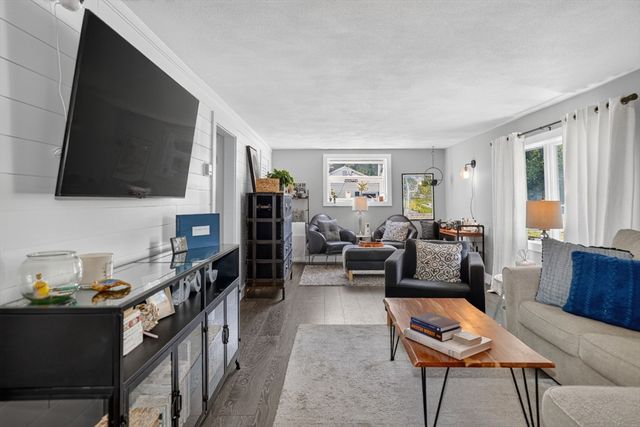20 Ledgewood Dr, Burlington, MA 01803
