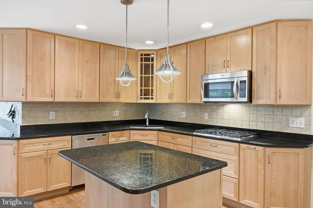 909 WILLOWLEAF WAY, Rockville, MD 20854
