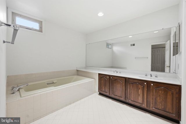 909 WILLOWLEAF WAY, Rockville, MD 20854