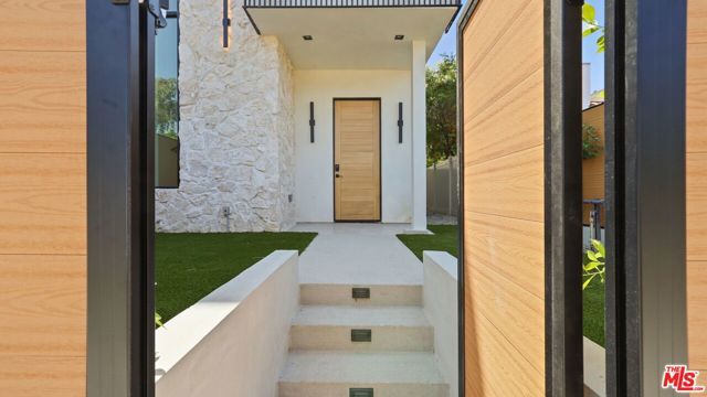 10844 Peach Grove Street, North Hollywood (los Angeles), CA 91601