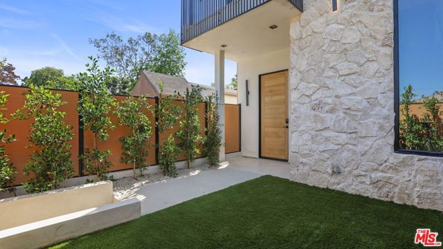 10844 Peach Grove Street, North Hollywood (los Angeles), CA 91601