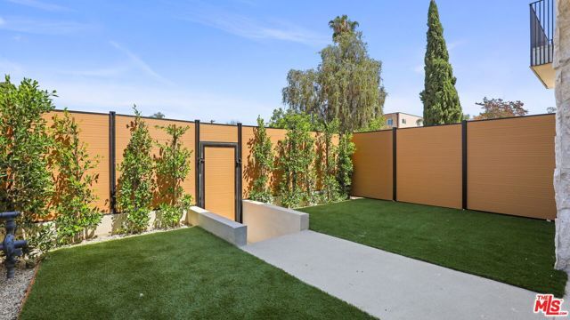 10844 Peach Grove Street, North Hollywood (los Angeles), CA 91601