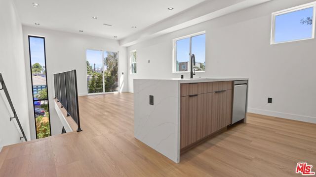 10844 Peach Grove Street, North Hollywood (los Angeles), CA 91601