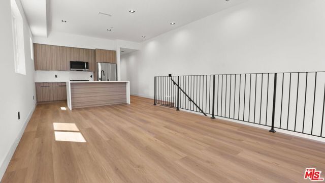 10844 Peach Grove Street, North Hollywood (los Angeles), CA 91601