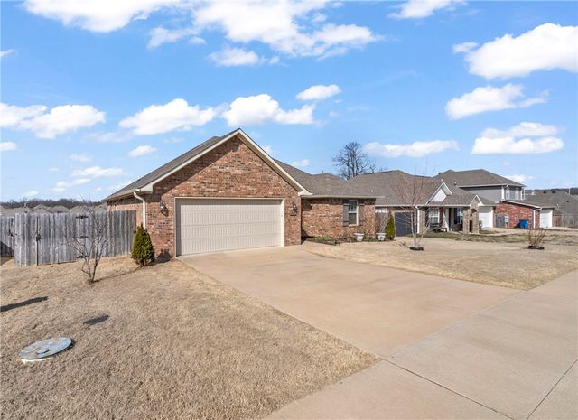817 Brook Street, Gentry, AR 72734