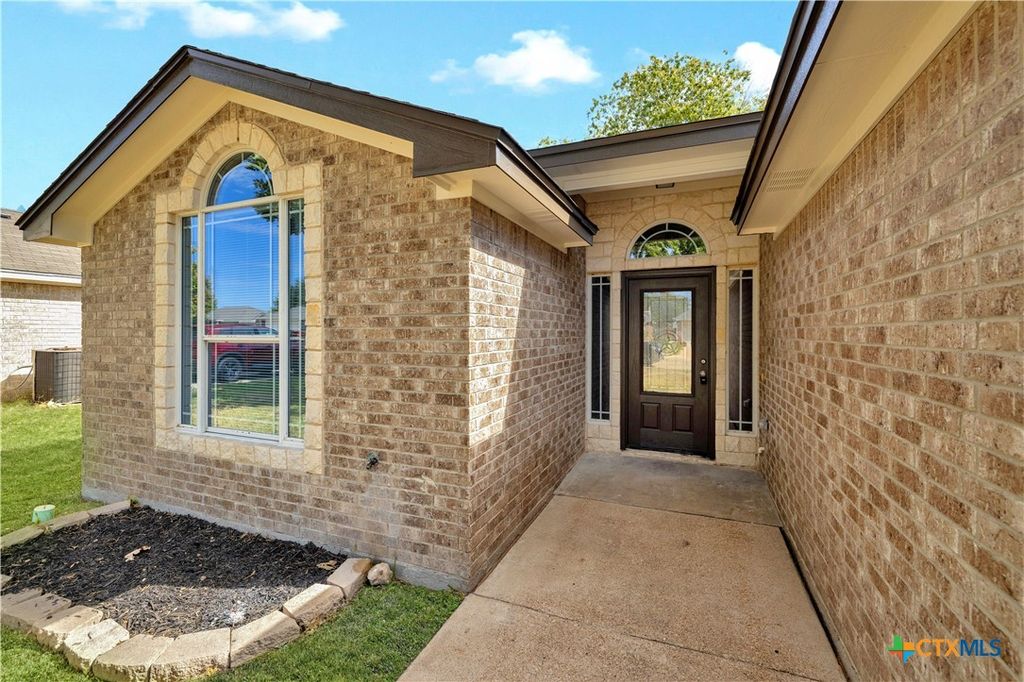 Image 4 of property listing at 111 Burnham Drive, Temple, TX 76502