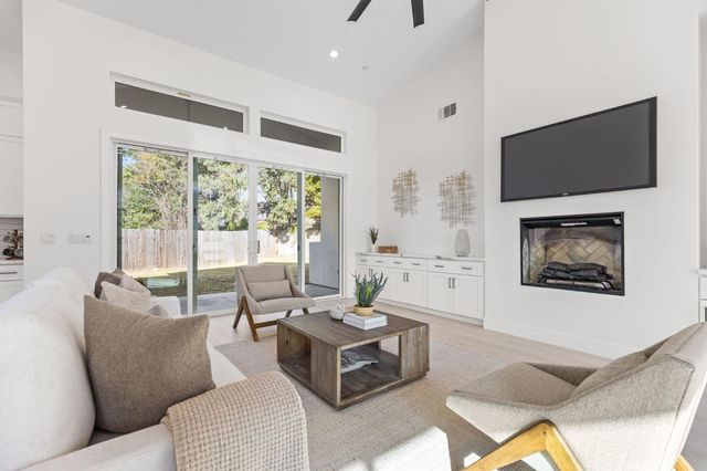 9017 Phoenix Ave, Fair Oaks, CA 95628