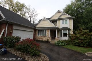 1090 Oakwood Drive, Bloomfield Hills, MI 48304
