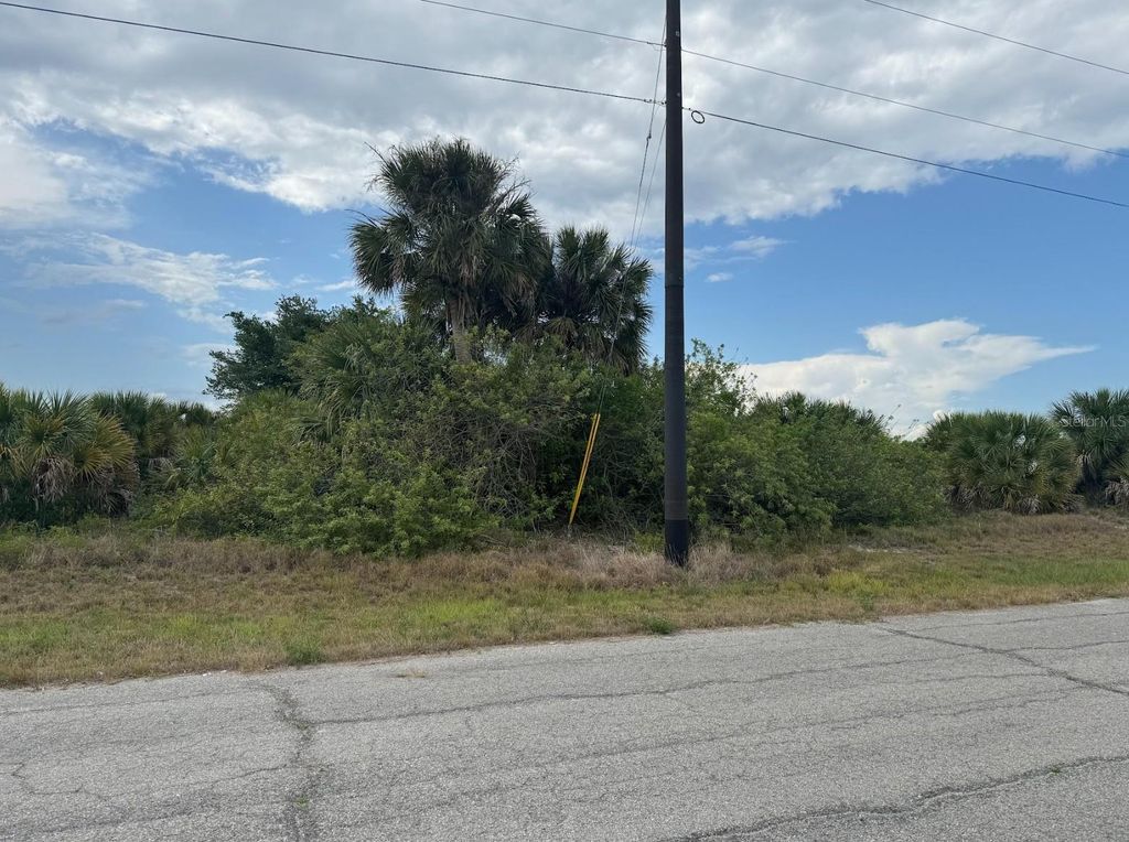 Image 3 of property listing at 320 KANSAS TERRACE, Labelle, FL 33935