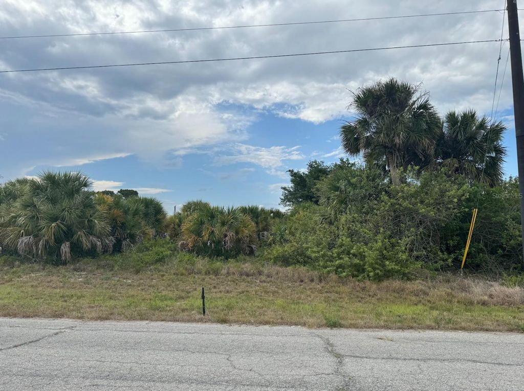 Image 4 of property listing at 320 KANSAS TERRACE, Labelle, FL 33935