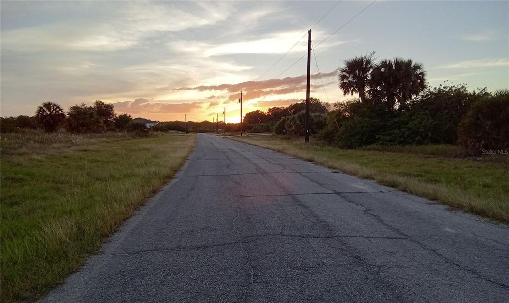 Image 5 of property listing at 320 KANSAS TERRACE, Labelle, FL 33935