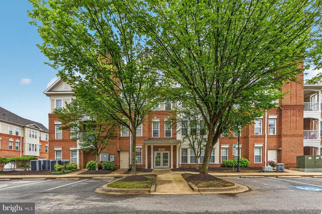 Image 1 of property listing at 800 EDELEN STATION PL #204, La Plata, MD 20646