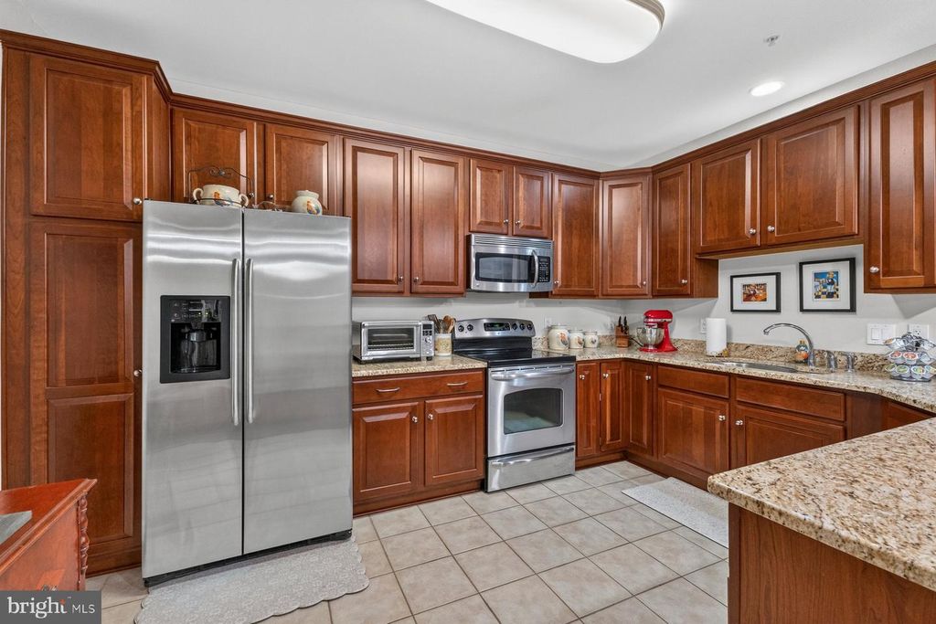 Image 10 of property listing at 800 EDELEN STATION PL #204, La Plata, MD 20646
