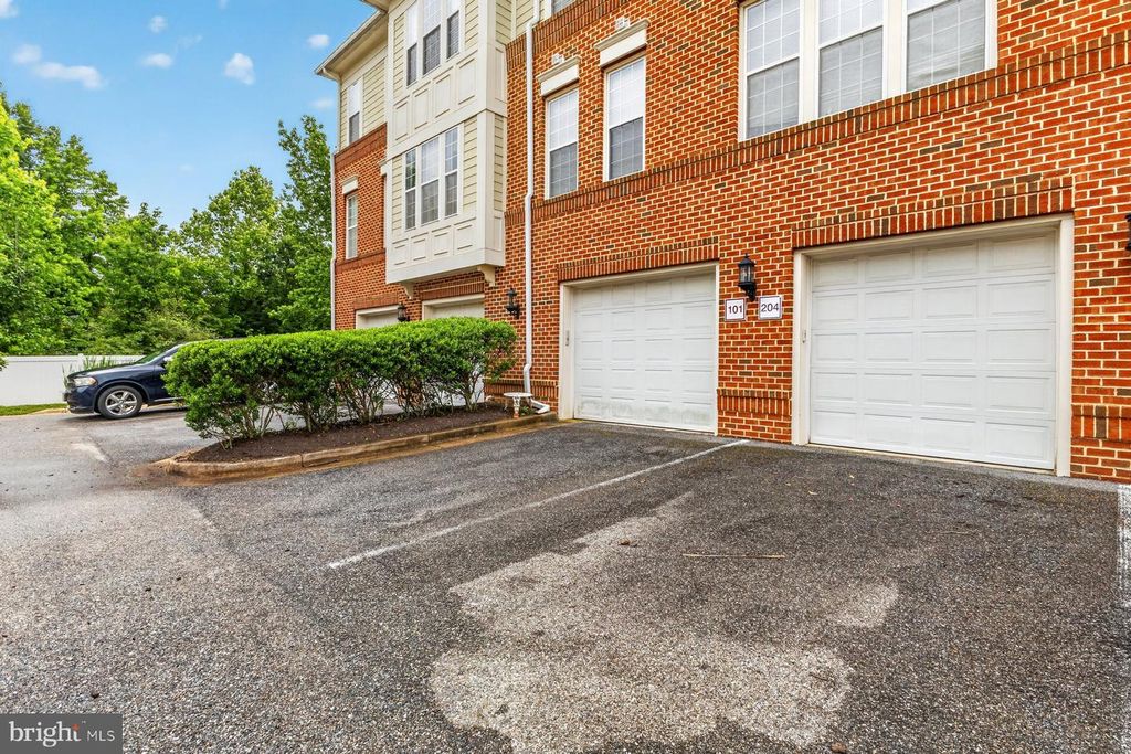 Image 2 of property listing at 800 EDELEN STATION PL #204, La Plata, MD 20646