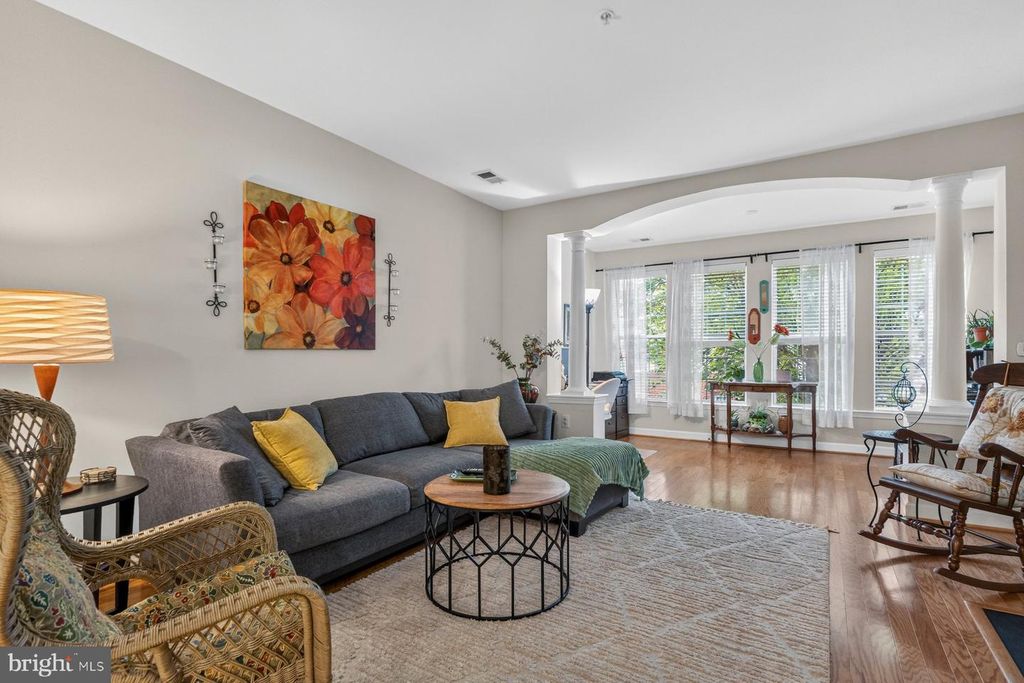 Image 4 of property listing at 800 EDELEN STATION PL #204, La Plata, MD 20646