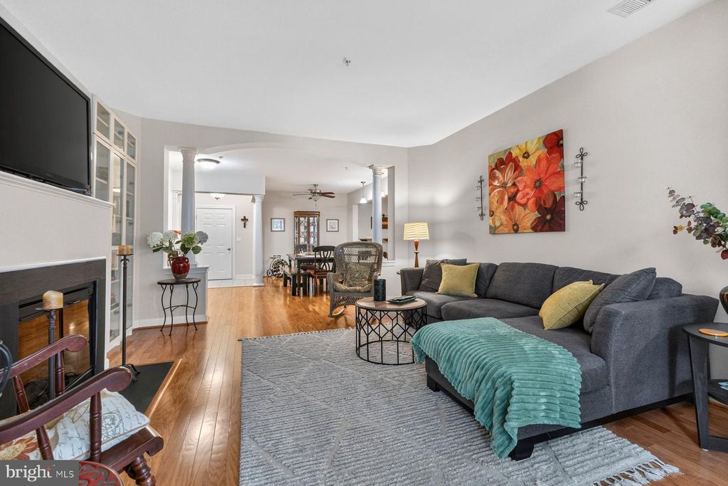 Image 5 of property listing at 800 EDELEN STATION PL #204, La Plata, MD 20646
