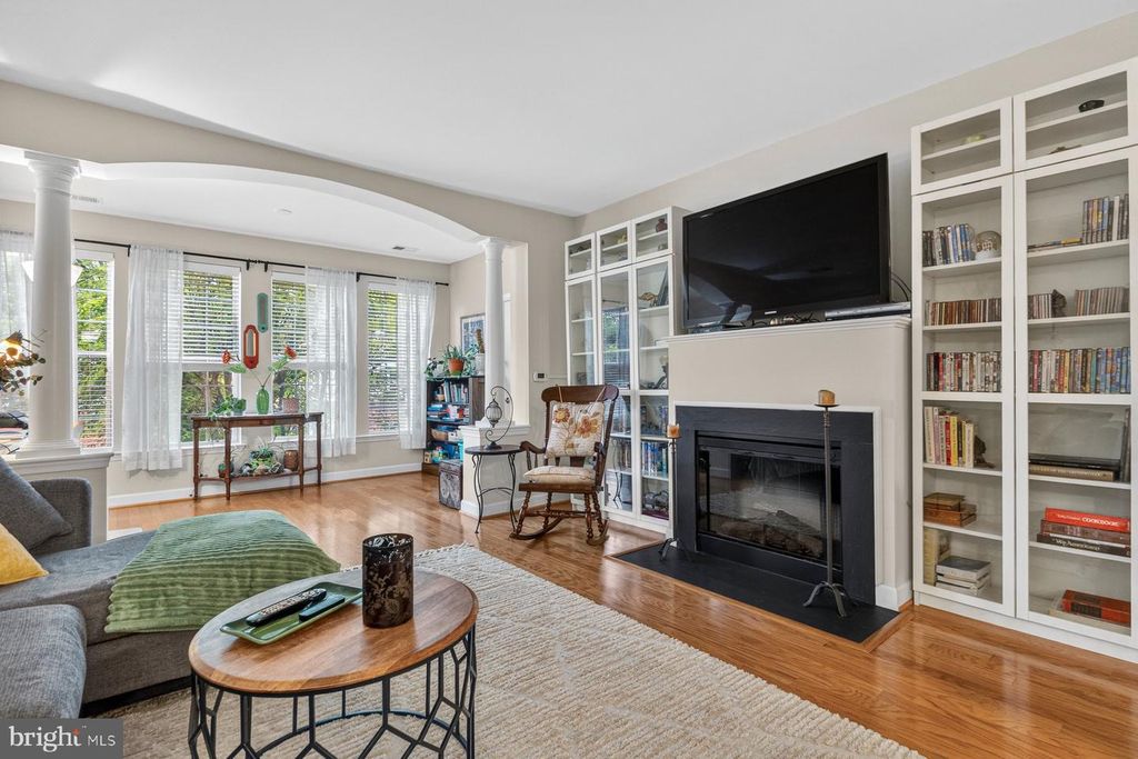Image 6 of property listing at 800 EDELEN STATION PL #204, La Plata, MD 20646