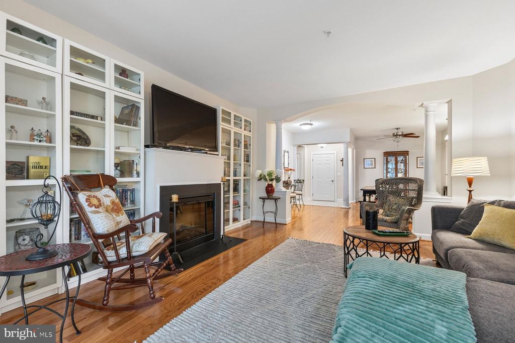 Image 7 of property listing at 800 EDELEN STATION PL #204, La Plata, MD 20646