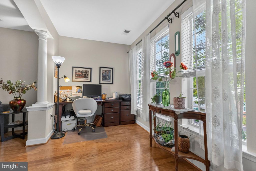 Image 8 of property listing at 800 EDELEN STATION PL #204, La Plata, MD 20646