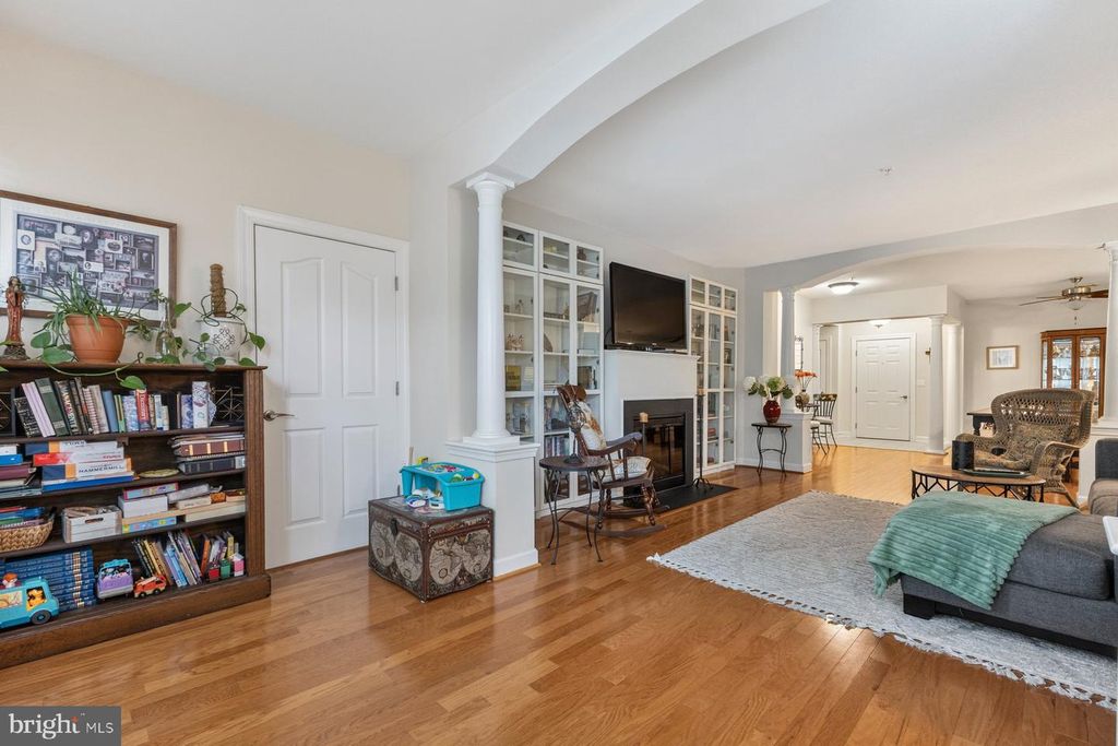 Image 9 of property listing at 800 EDELEN STATION PL #204, La Plata, MD 20646