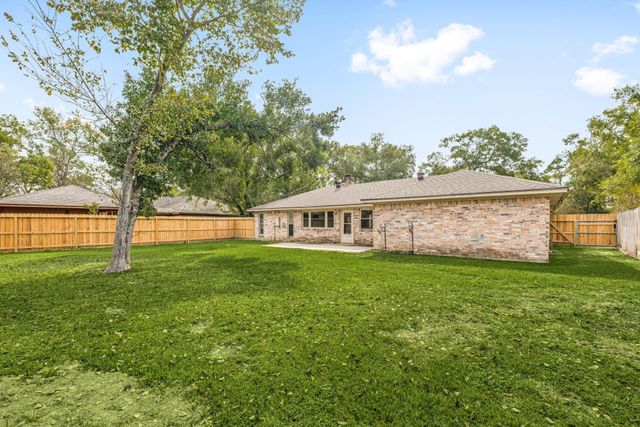 806 S Hyannis Port Street, Crosby, TX 77532