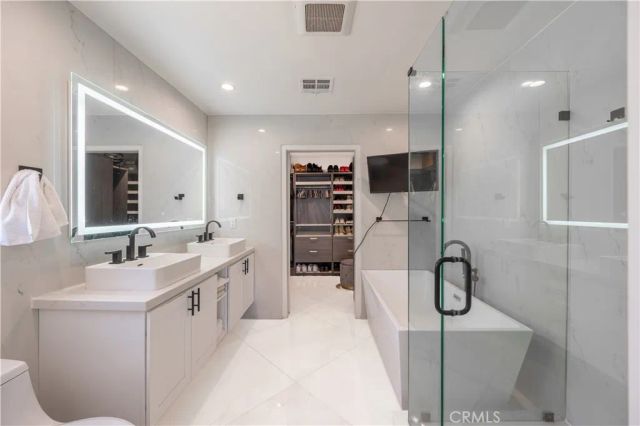 12521 Stagg Street, North Hollywood, CA 91605