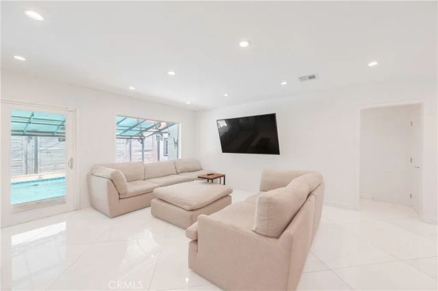 12521 Stagg Street, North Hollywood, CA 91605