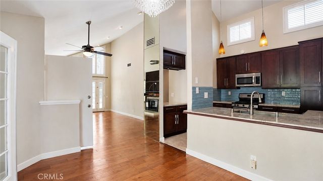 14 Alba W W, Irvine, CA 92620