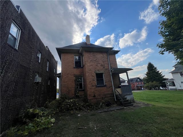 1031 E Washington St, New Castle, PA 16101