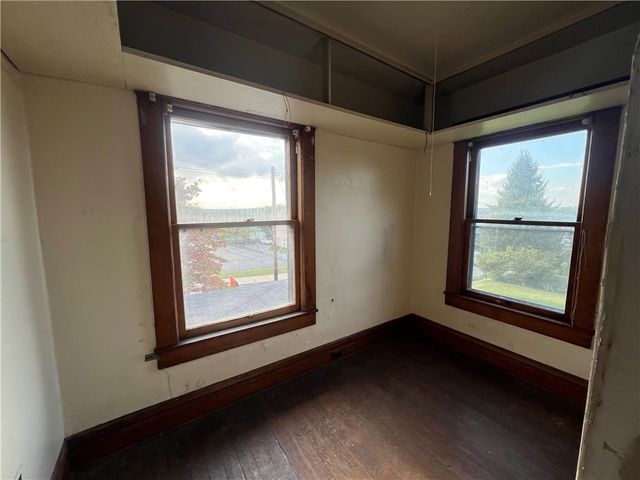 1031 E Washington St, New Castle, PA 16101