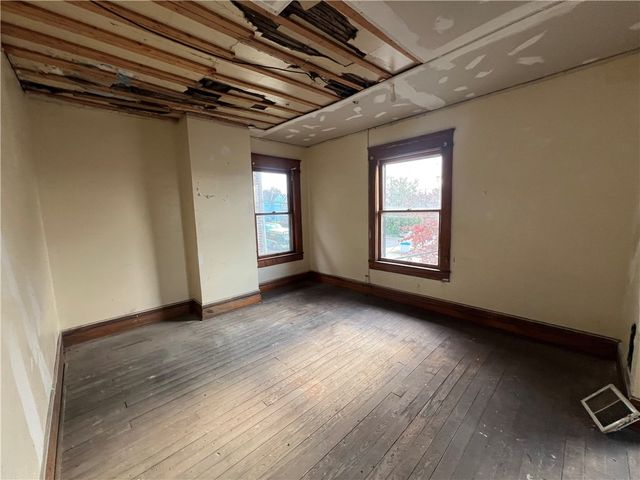 1031 E Washington St, New Castle, PA 16101