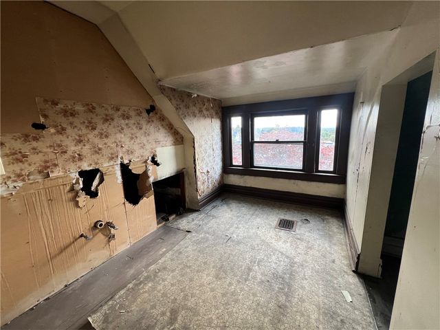 1031 E Washington St, New Castle, PA 16101