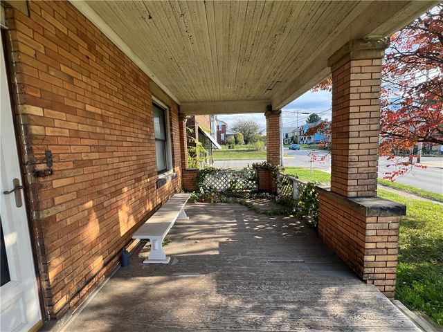 1031 E Washington St, New Castle, PA 16101