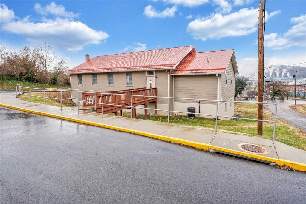 N 418 Beverly AVE, Covington, VA 24426