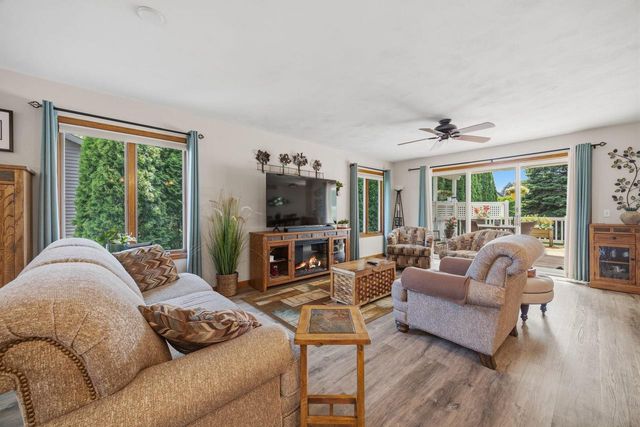1043 N Wuthering Hills Drive, Janesville, WI 53546