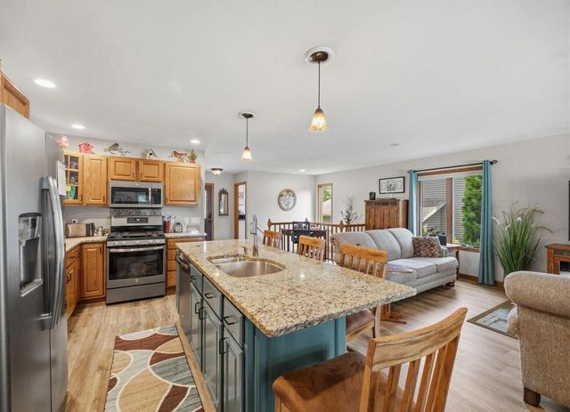 1043 N Wuthering Hills Drive, Janesville, WI 53546